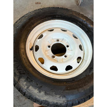 Заредете изображението в галерията, Wheel &amp; Tire Set 16in White 225/75R16 (5x) – Hunter &amp; 469; Bukhanka – USED - - UAZ spare parts