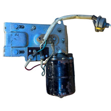 Заредете изображението в галерията, Windscreen Wiper Motor Classic – Bukhanka Classic (2.4L &amp; 2.9L) – OEM 5205100 - Electrical and instruments - UAZ spare parts