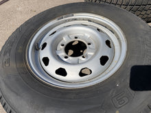 Kép betöltése a Galéria nézegetőbe, Wheel &amp; Tire Set 16in Silver 225/75R16 (5x) – Hunter &amp; 469; Bukhanka – USED - - UAZ spare parts